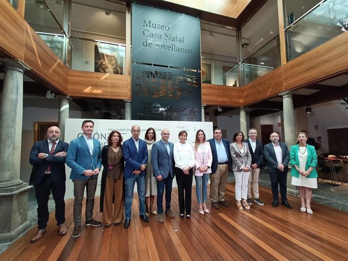 La alcaldesa gijonesa, Carmen Moriyón (Foro), junto al resto del Gobierno local de Gijón, antes de la presentación de la marca 'Gijón Lidera', en el museo Casa Natal de Jovellanos.