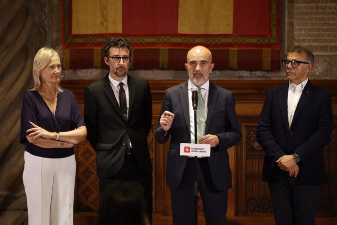 El líder del PP en Barcelona, Daniel Sirera, junto con otros concejales populares.