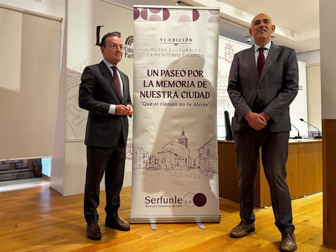 El gerente de Serfunle, Fernando Salguero, junto a su presidente, Vicente Canuria, este martes durante la presentación de las rutas culturales por el cementerio de León.