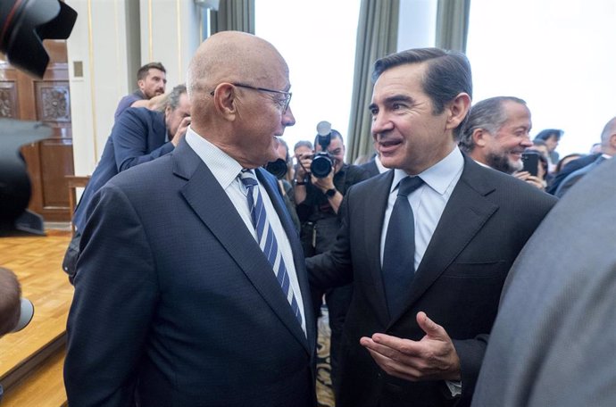 El presidente del BBVA, Carlos Torres Vila (d), y el presidente del Banco Sabadell, Josep Oliu (i), durante la ceremonia de toma de posesión del nuevo gobernador del Banco de España, este martes.