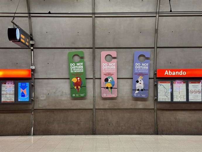 Piezas de la campaña colocadas en los andenes.