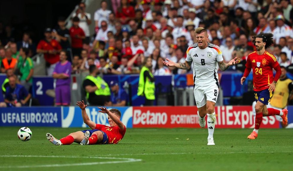 Archivo - El excentrocampista alemán Toni Kroos, ante España en la Eurocopa 2024. 