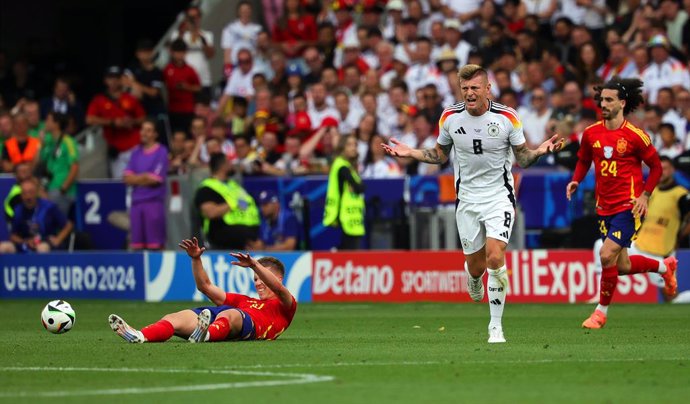 Archivo - 05 July 2024, Baden-Württemberg, Stuttgart: Germany's Toni Kroos (C) reacts next to Spain's players Dani Olmo (L) and Marc Cucurella during the UEFA EURO 2024 quarter-final soccer match between Spain and Germany at the MHPArena. Photo: Christian