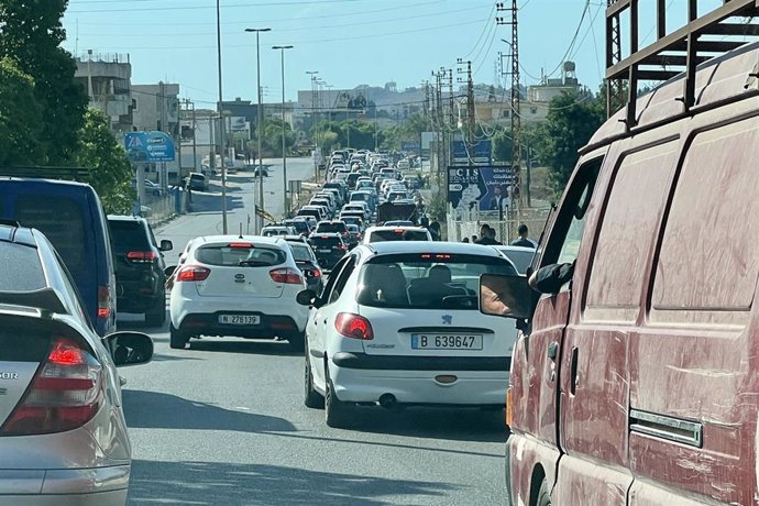 Imagen de una caravana de vehículos en una calle de Líbano tras los ataques de Israel.