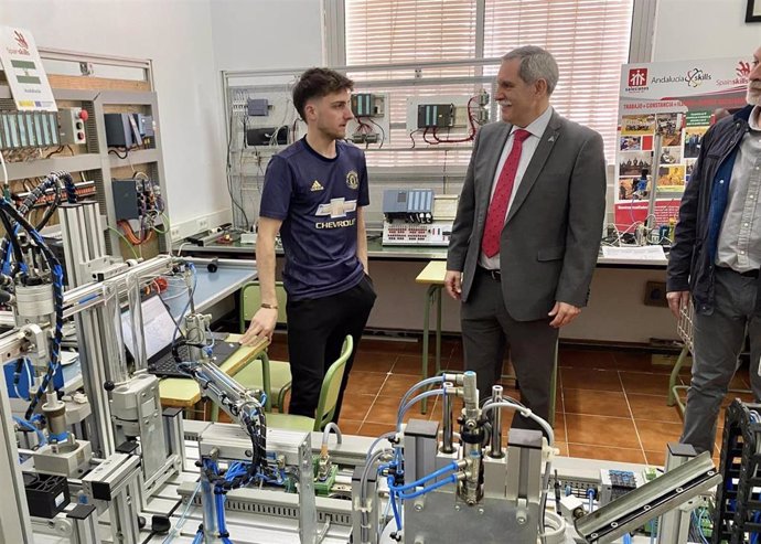 El delegado territorial de Desarrollo Educativo y Formación Profesional de la Junta de Andalucía en Córdoba, José Francisco Viso, visita un aula de FP.