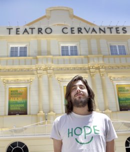 Archivo - Salvador Sobral en una visita al Teatro Cervantes.