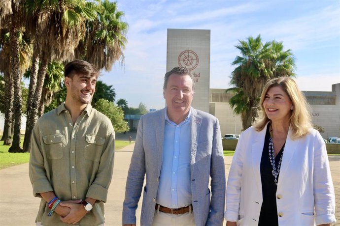 El presidente del PP de Huelva, Manuel Andrés González (centro), junto a la secretaria general, Berta Centeno, y el presidente de NNGG en la provincia, Ismael Mantero, en el Campus del Carmen de la UHU.