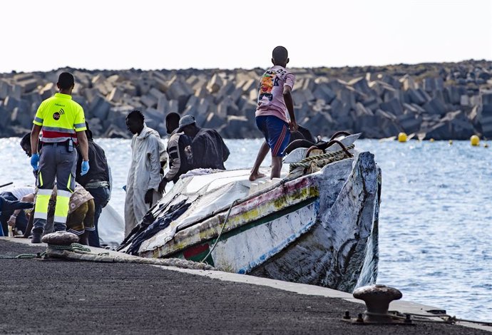 Los Servicios de Emergencias reciben a varios migrantes a su llegada al puerto de La Restinga, a 22 de septiembre de 2024, en El Hierro, Canarias (España). Un total de 780 personas migrantes han llegado durante el fin de semana a las Islas Canarias. Las ú