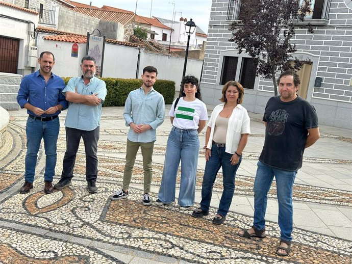 Los diputados provinciales de IU, José Manuel Cobo (3º izda.) y Irene Ruiz (2ª dcha.), junto al coordinador provincial de IU, Sebastián Pérez (izda.) y otros cargos públicos y orgánicos de IU, en Añora.