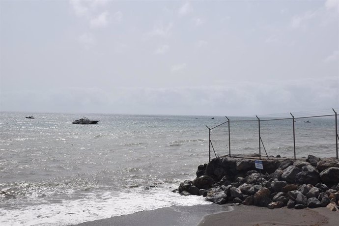 Patrullas marítimas en la frontera del Tarajal en Ceuta días atrás ante el intento de entrada de migrantes por el doble vallado.