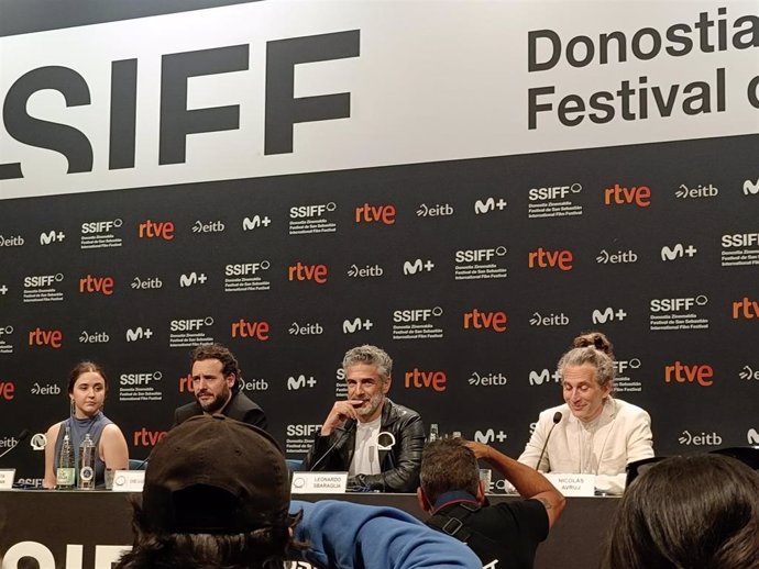 El director Diego Lerman y el actor Leonardo Sbaraglia junto al equipo de 'El hombre que amaba los platos voladores' en el Festival de San Sebastián