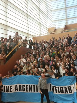 El director del Zinemaldia, José Luis Rebordinos, y el actor Leonardo Sbaraglia se abrazan en el acto de apoyo del Festival al cine argentino.