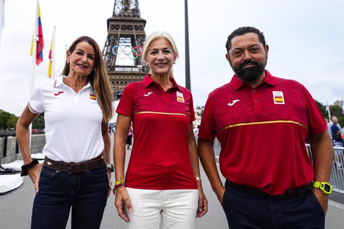 Archivo - Patricia del Pozo, Minister of Culture and Sports of the Junta de Andalucia (Spain), and José María Arrabal Sedano, Secretary General for Sports of the Government of Andalusia (Spain) pose during Marathon Race Walk Relay Mixed of the Athletics o