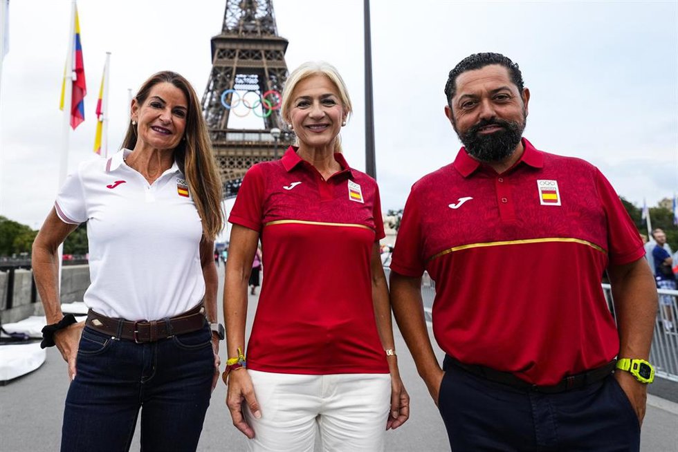 Archivo - Patricia del Pozo, Minister of Culture and Sports of the Junta de Andalucia (Spain), and José María Arrabal Sedano, Secretary General for Sports of the Government of Andalusia (Spain) pose during Marathon Race Walk Relay Mixed of the Athletics
