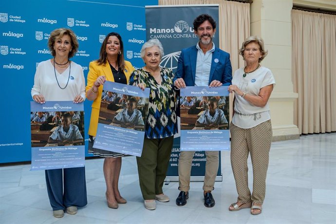 La concejala delegada de Participación Ciudadana, Mar Torres, junto a la presidenta delegada de Manos Unidas en Málaga, Ana Torralba y el diputado provincial de Cooperación, Francisco José Moreno, han presentado el concierto.