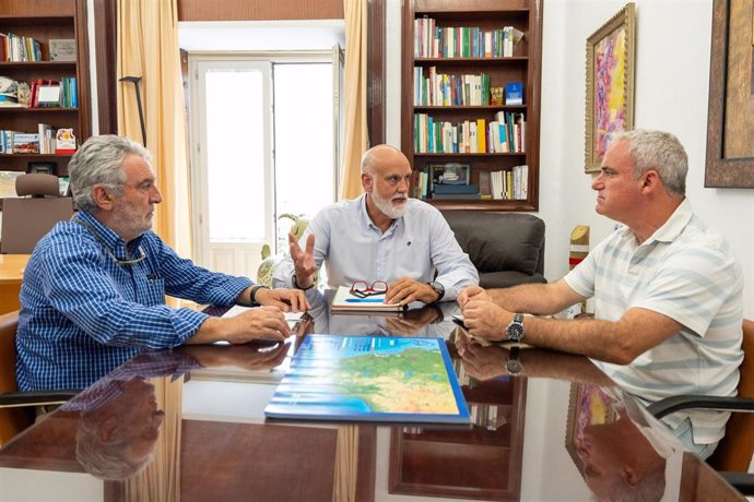 Javier Vidal con el delegado de la Federación de Balonmano en Cádiz.