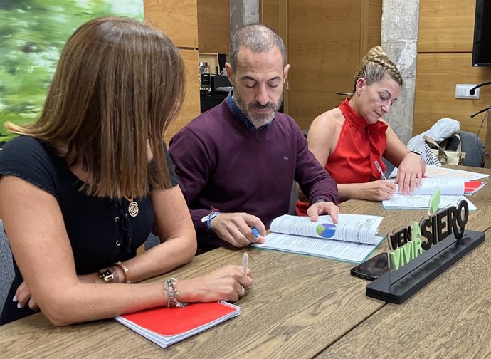 El alcalde de Siero, Ángel García, con la edil de Izquierda Unida, Teresa Álvarez, y la concejala María José Fernández.