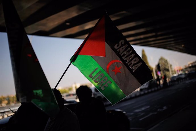 Una de las personas que apoya a los saharauis retenidos con una bandera del 'Sahara Libre', en la Terminal T-1 del Aeropuerto Adolfo Suárez-Madrid Barajas