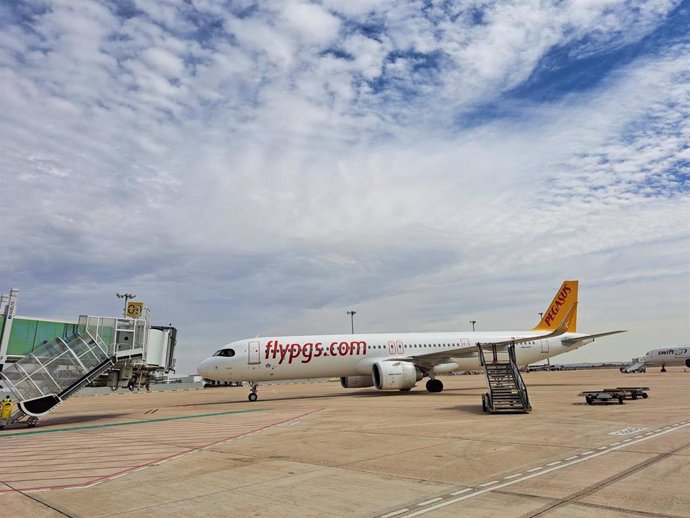 El A-320 de Pegasus procedente de Estambul, en la pistas del aeropuerto de Sevilla.