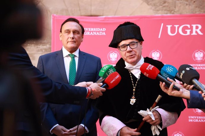 El rector de la UGR, Pedro Mercado, atiende a los medios el pasado 13 de diciembre con motivo de la inauguración del curso universitario en Granada, en presencia del consejero de Universidad de la Junta de Andalucía, José Carlos Gómez Villamandos