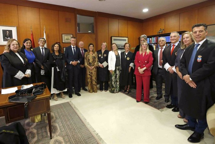 Autoridades jurídicas y regionales posan para la foto de familia antes del acto de apertura del año judicial en Cantabria