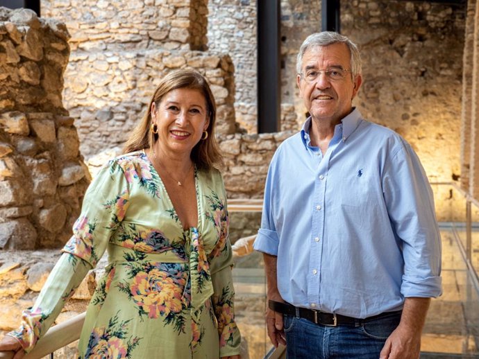 La delegada territorial de Turismo, Cultura y Deporte de la Junta de Andalucía en Málaga, Gemma del Corral, y el alcalde de Estepona, José María García Urbano.