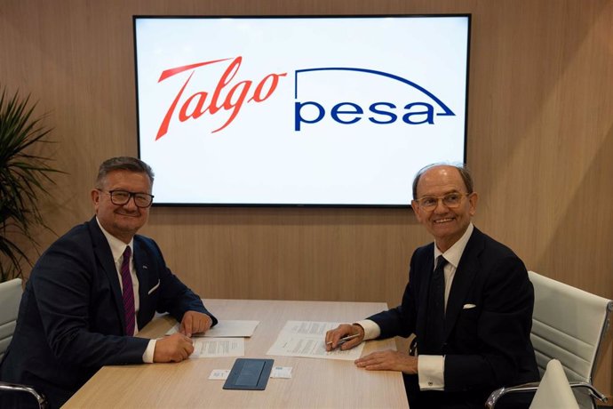 Firma del acuerdo entre los presidentes de Pesa (izquierda) y Talgo (derecha)