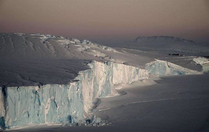 El derretimiento de la capa de hielo de la Antártida provocará un aumento del nivel del mar.