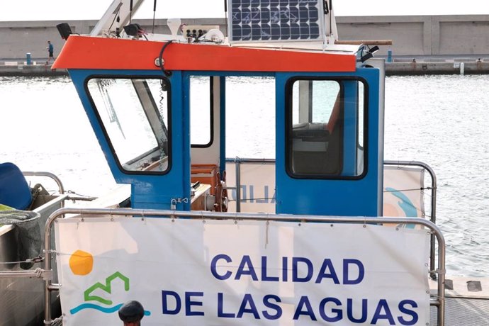 Uno de los barcos de la campaña de la Mancomunidad Occidental sobre calidad de las aguas del litoral.