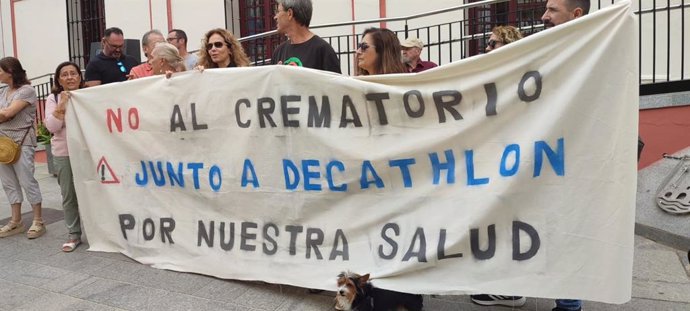 Vecinos de las barriadas hispalenses de Hacienda San Antonio y Hacienda El Rosario ante el Ayuntamiento de Alcalá