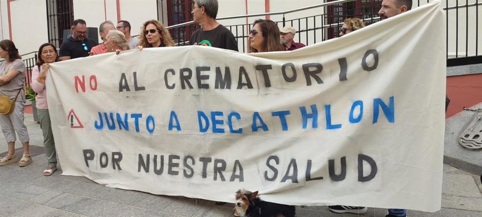Vecinos de las barriadas hispalenses de Hacienda San Antonio y Hacienda El Rosario ante el Ayuntamiento de Alcalá