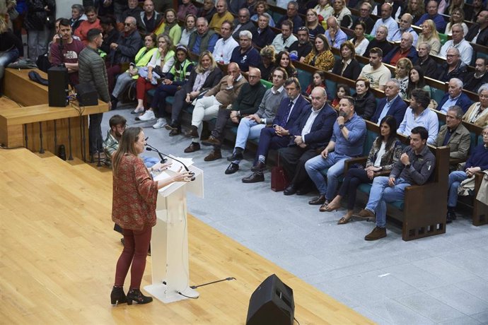 Archivo - Leticia Díaz interviene durante un acto de Vox en el paraninfo de la Universidad de Cantabria, a 15 de mayo de 2023, en Santander, Cantabria (España) ante Santiago Abascal