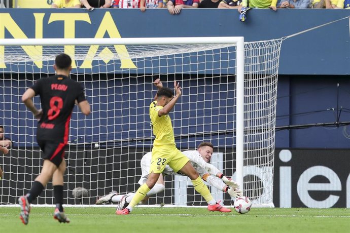 Ayoze Perez of Villarreal CF and Marc-Andre ter Stegen of FC Barcelona in action during the Spanish league, La Liga EA Sports, football match played between Villarreal CF and FC Barcelona at La Ceramica stadium on September 22, 2024, in Valencia, Spain.