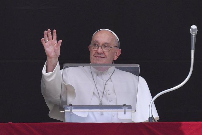 Archivo - 29 June 2024, Vatican: Pope Francis delivers his blessing to the faithful during the Angelus prayer at St Peter's square in the Vatican. Photo: Vatican Media/IPA via ZUMA Press/dpa