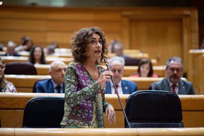 La vicepresidenta primera y ministra de Hacienda, María Jesús Montero, durante una sesión de control de Gobierno en el Senado, a 24 de septiembre de 2024, en Madrid (España). Una semana más el Gobierno tendrá que hacer frente a preguntas relacionadas con 