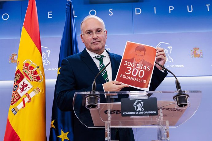 El portavoz del PP en el Congreso, Miguel Tellado, con un cartel con la cara del presidente del Gobierno, durante una rueda de prensa posterior a la Junta de Portavoces, en el Congreso de los Diputados, a 24 de septiembre de 2024, en Madrid (España).