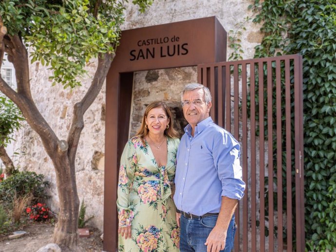 El alcalde de Estepona (Málaga), José María García Urbano, y la delegada territorial de Turismo, Cultura y Deporte en Málaga de la Junta de Andalucía, Gemma del Corral.