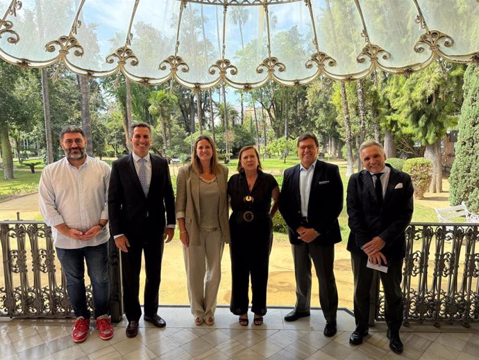 Foto de familia entre representantes del Ayuntamiento y de la Consejería de Turismo, en la sede del departamento andaluz.