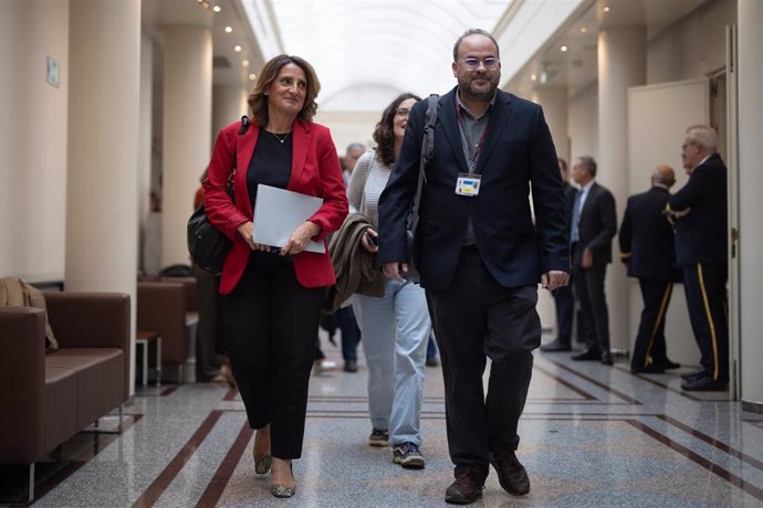 La vicepresidenta tercera y ministra par la Transición Ecológica, Teresa Ribera (i), a su llegada a una sesión de control de Gobierno en el Senado, a 24 de septiembre de 2024, en Madrid (España).