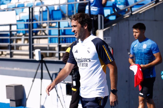 Archivo - Raul Gonzalez Blanco, head coach of RM Castilla, looks on during the friendly football match played between Real Madrid Castilla and CD Fuenlabrada at Alfredo Di Stefano stadium on August 12, 2023, in Valdebebas, Madrid, Spain.