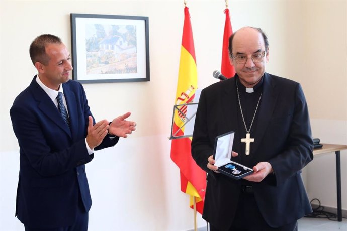 Jonatan García director del centro penitenciario de Pamplona, entrega al arzobispo de Pamplona y obispo de Tudela, Florencio Roselló, la medalla de plata al Mérito Social Penitenciario.