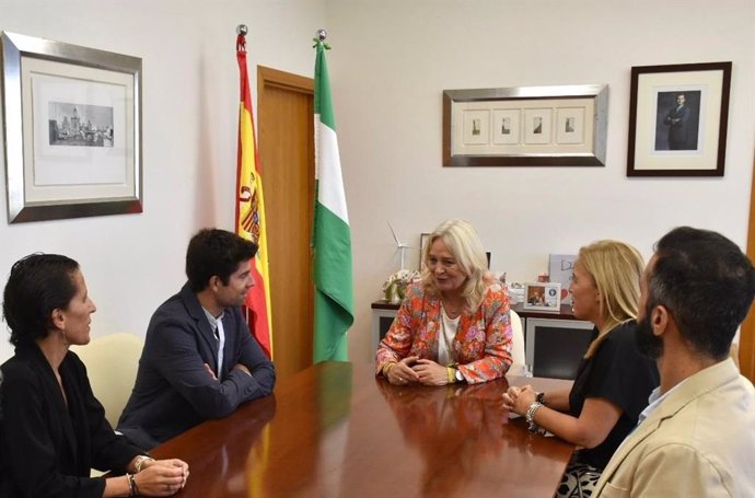 Mercedes Colombo con los dos investigadores del Inibica galardonados por el Instituto de Salud Carlos III.