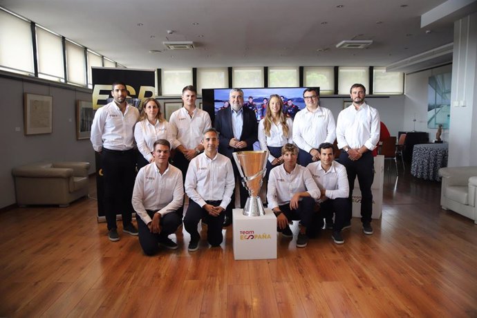 José Manuel Rodríguez Uribes recibe al equipo español campeón del circuito mundial SailGP