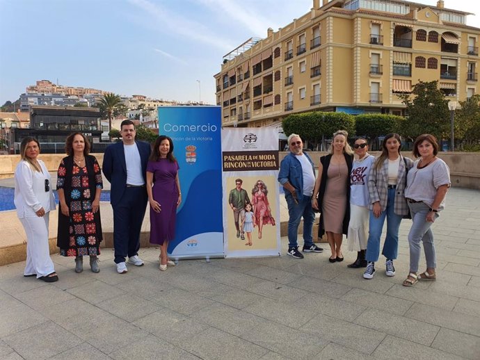 El Ayuntamiento de Rincón de la Victoria organiza la I Pasarela de Moda con la participación de empresas locales.