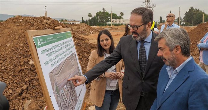 Adolfo Molina (centro), Carmen Granados y Miguel Ángel Torrico visitan las catas arqueológicas.