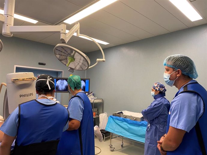 El Hospital San Juan de Dios realiza con éxito su primera intervención de columna lumbar por endoscopia biportal.