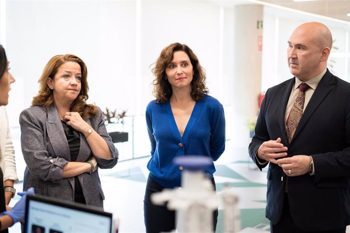 (I-D) La consejera de Sanidad, Fátima Matute; la presidenta de la Comunidad de Madrid, Isabel Díaz Ayuso y el presidente de AstraZeneca España, Rick R. Suárez, durante su visita a Healthcare Innovation Hub Madrid, a 24 de septiembre de 2024, en Madrid (Es