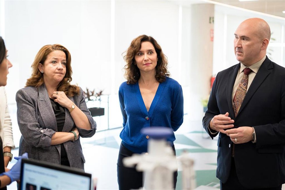 (I-D) La consejera de Sanidad, Fátima Matute; la presidenta de la Comunidad de Madrid, Isabel Díaz Ayuso y el presidente de AstraZeneca España, Rick R. Suárez, durante su visita a Healthcare Innovation Hub Madrid, a 24 de septiembre de 2024, en Madrid (