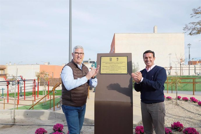 Archivo - El alcalde de Huércal de Almería, Ismael Torres, y el diputado de Fomento, Antonio J. Rodríguez.