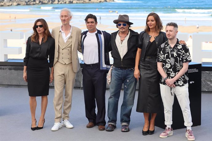 (I-D) La actriz Luisa Ranieri, el actor Bruno Gouery, el actor Riccardo Scarmarcio, el actor y director Johnny Depp, la actriz Antonia Desplat, y el actor Ryan McParland, posan en la 72 edición del Festival de Cine de San Sebastián (España). 